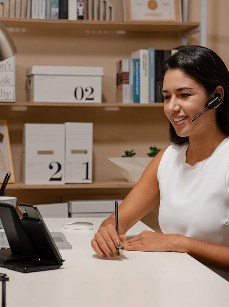 The Yealink WH67 is the Industry-leading convertible DECT wireless headset, opening an entirely new form of desktop collaboration.